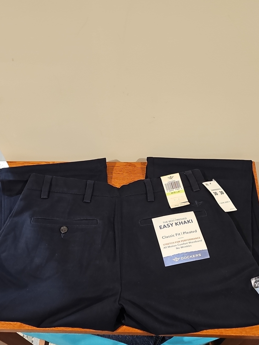 Dockers Men’s Easy Khaki Classic Fit Pleated Pants - Navy. W30 L30. Nwt.